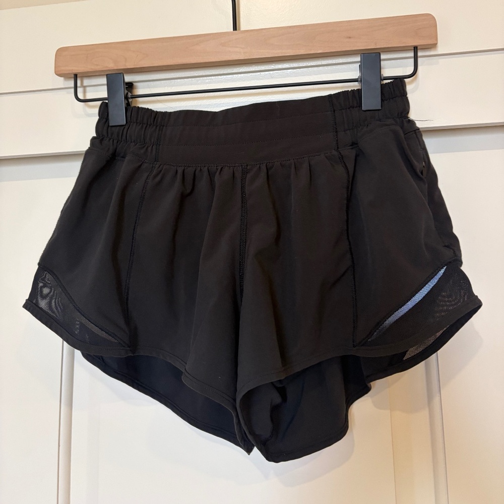 Lululemon Hotty Hot Shorts Low Rise 2.5 inseam - Size 4 - Black